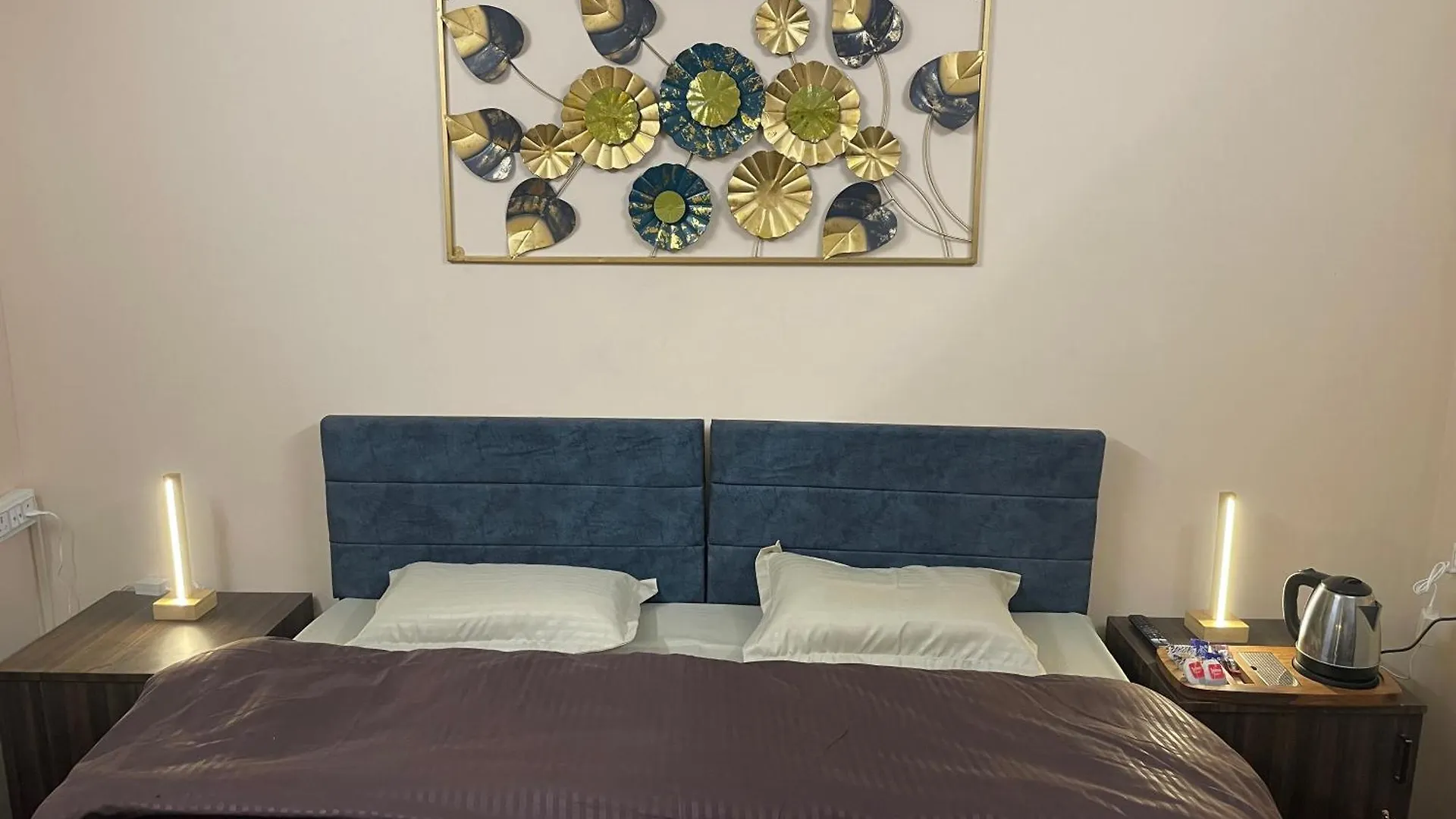 Bed & Breakfast Kashi Awahan! Modern Themed Room Near Vishvanath Temple Varanasi